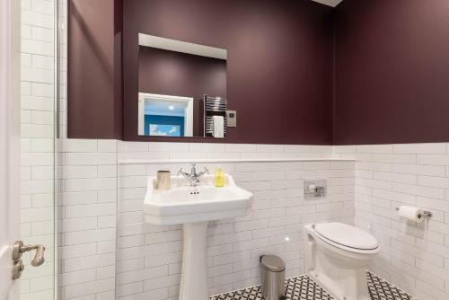 a bathroom with a sink and a toilet at Old Abbey House in Abingdon