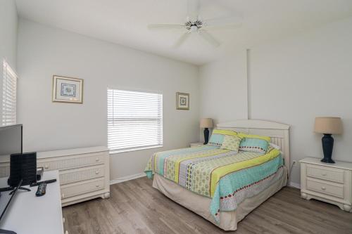 - une chambre avec un lit et un ventilateur de plafond dans l'établissement Ocean Village Club Q33, à Saint Augustine