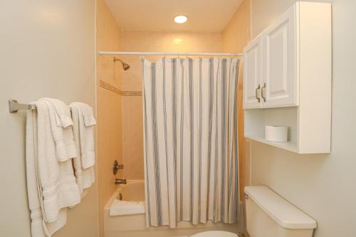 La salle de bains est pourvue d'un rideau de douche et de toilettes. dans l'établissement Ocean Village Club Q33, à Saint Augustine