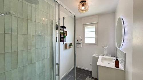 a bathroom with a shower and a sink at La Villa des Lilas in Saint-Valery-sur-Somme