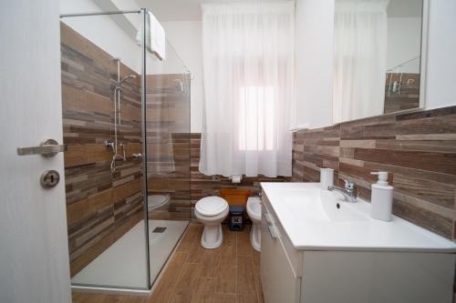 een badkamer met een toilet, een wastafel en een douche bij CAMA Casa Vacanze in Palermo