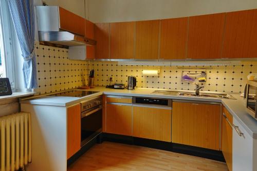 Elle comprend une petite cuisine avec des placards en bois et un évier. dans l'établissement kaulbach5, à Bad Arolsen