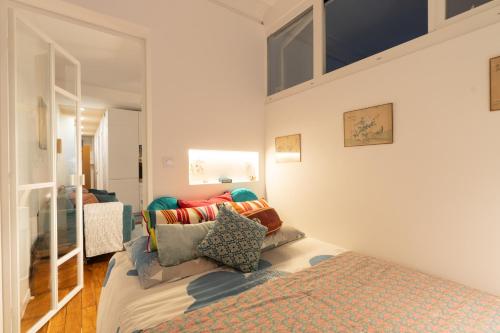 un salon avec deux lits et un canapé dans l'établissement 3 p. 47m2 au pied de Montmartre - Idéal JO 2024, à Paris