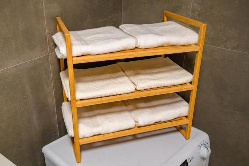 una pila de toallas en la parte superior de un aseo en el baño en Apartments Luxury AD, en Jesenice