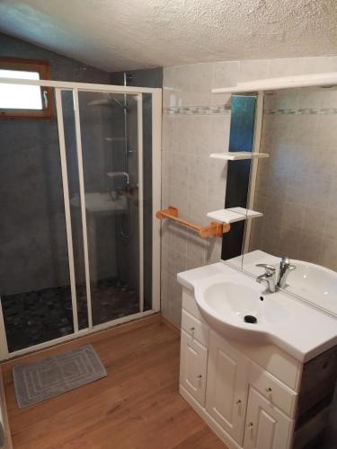 une salle de bain avec un lavabo blanc et une douche dans l'établissement Chalet Le Grand Méan, à Bonneval-sur-Arc