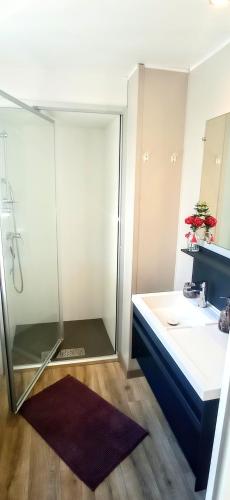 Ένα ή περισσότερα κρεβάτια σε δωμάτιο στο HappyMobilhome Argelès-sur-mer -plage à 500m- Camping 4 étoiles Del Mar
