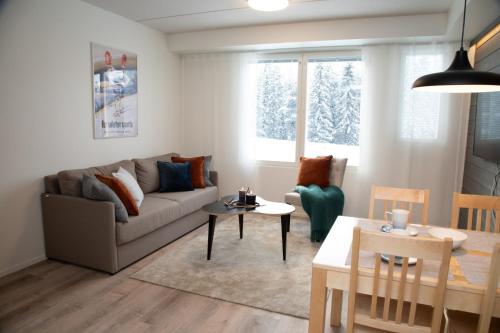 sala de estar con sofá y mesa en Levillenet Suites en Levi