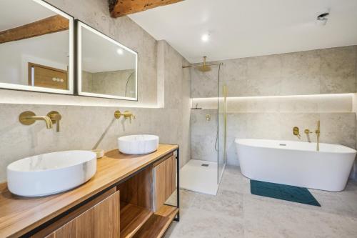 een badkamer met 2 wastafels en een bad bij Maison moderne parisienne in Colombes