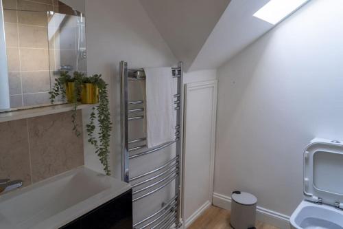uma cozinha com um lavatório e um frigorífico em Spacious home sleeps 13 guests Shirley em Solihull