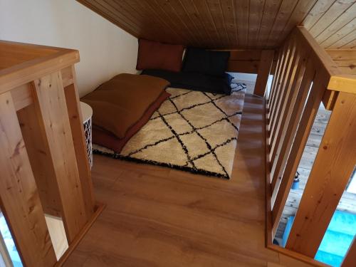 an attic room with a staircase and a dog bed at Appartement lumineux, 4-6 personnes, refait à neuf in Les Gets
