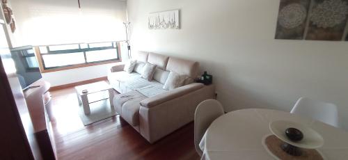 sala de estar con sofá y mesa en Val do Fragoso, en Vigo