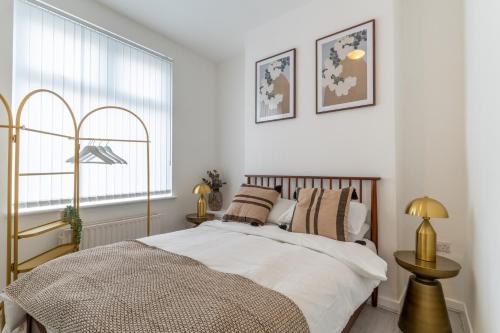 een slaapkamer met een bed en een raam bij Modern 4bedroom Spacious Family Home in Liverpool
