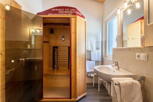 a bathroom with a sink and a toilet and a tub at Apt Gamsstube in Maranza