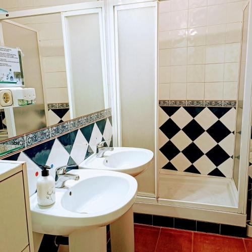 a bathroom with two sinks and a shower at Donde Antonio in Granada