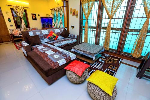 uma sala de estar com um sofá e uma mesa em Bay Homes 2BHK WT Bathtub Near Rock Beach em Pondicherry