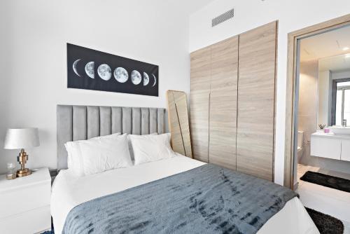Postel nebo postele na pokoji v ubytování VayK - Bright One Bedroom in Dubai Marina