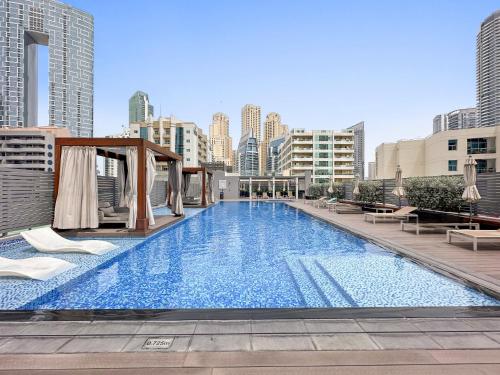 Bazén v ubytování VayK - Bright One Bedroom in Dubai Marina nebo v jeho okolí