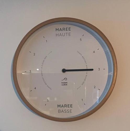 a clock on the wall showing the time in mars and mage intake at Pavillon d'Éole in Berck-sur-Mer