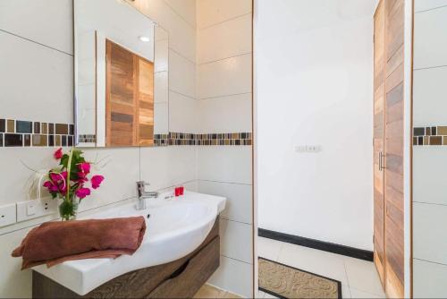 a bathroom with a sink and a mirror at Eden villas in Nathon Bay