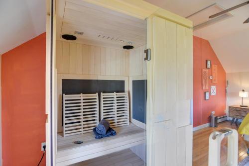 um quarto com um quarto com lareira numa casa em Spacious Portsmouth Home with Deck, Walk to Beach! em Portsmouth