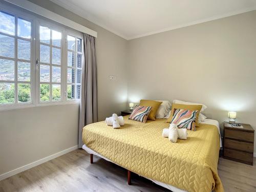 un dormitorio con una cama con dos animales de peluche en Solarium Villa by Atlantic Holiday, en Machico