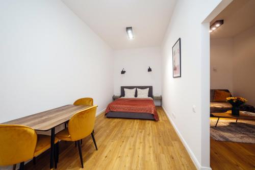 - une chambre avec un lit, une table et des chaises dans l'établissement Well located cozy place, à Lviv