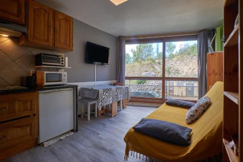 - une petite cuisine avec un lit et un four micro-ondes dans l'établissement Studio Villard De Lans, à Villard-de-Lans