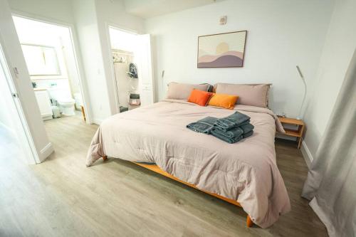 a bedroom with a large bed with orange pillows at Aparment 2nd floor 5 minutes from Disney in Orlando