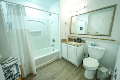 a bathroom with a toilet and a sink and a tub at Aparment 2nd floor 5 minutes from Disney in Orlando