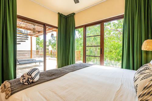 Postel nebo postele na pokoji v ubytování Tulum Jungle Villas - Villa Jaguar