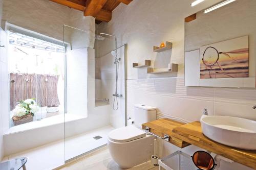 a bathroom with a toilet and a sink and a shower at La Casa de Arriba in Arucas