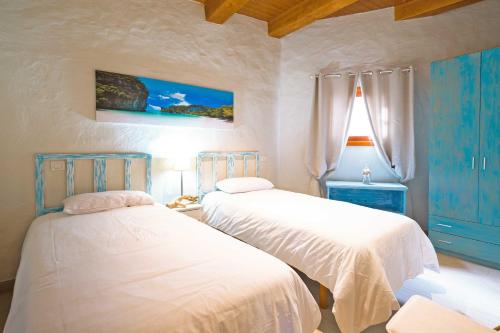 a bedroom with two beds and a window at La Casa de Arriba in Arucas