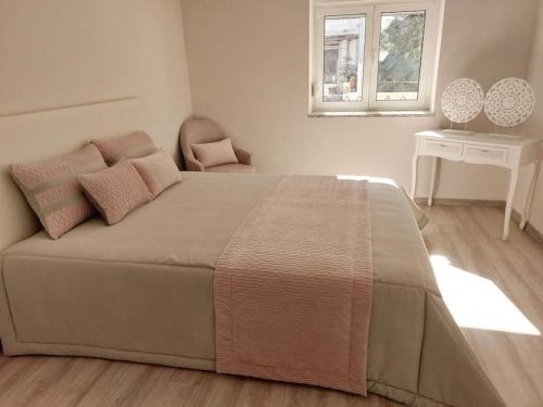 フンダンにあるCasa Oasisのベッドルーム1室(ピンクの枕が付いた大型ベッド1台付)