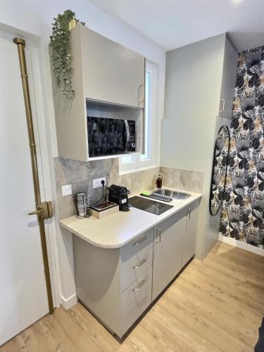 a kitchen with a sink and a counter top at Relax Room proche PARIS Porte de Versailles in Malakoff