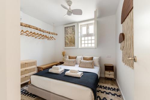 een slaapkamer met een bed en een raam bij BNBHolder Plaza de Oriente es MIA in Madrid