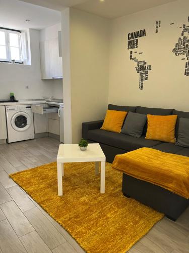 een woonkamer met een bank en een tafel bij New House Design, Typical Lisbon in Lissabon