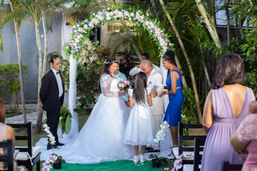 d'une mariée et d'un marié lors de leur cérémonie de mariage dans l'établissement Diamond Hotel Cabarete, à Cabarete