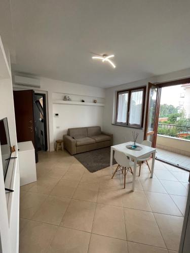 un soggiorno con un divano e un tavolo di casa manuel a Gallarate