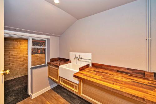 La salle de bains est pourvue d'un lavabo et d'une fenêtre. dans l'établissement Finest Retreats - Chocolate Box Cottage, à Potton