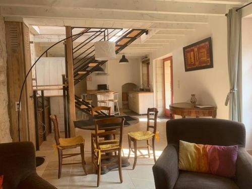 un salon avec des chaises et une table et une cuisine dans l'établissement Palais PépinleBref Chateaux de la Loire Tours - 3 étoiles, à Vernou-sur-Brenne