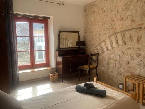 une chambre avec un lit, une commode et une fenêtre dans l'établissement Palais PépinleBref Chateaux de la Loire Tours - 3 étoiles, à Vernou-sur-Brenne