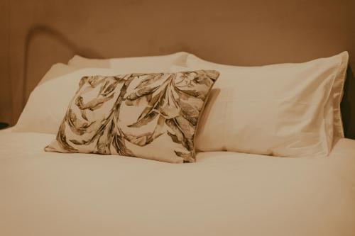 ウィントフークにあるNAMIB Suite - Luxury Apartment near Grove Mall & Hospital Airbnbのベッドの上に枕(白い枕付)