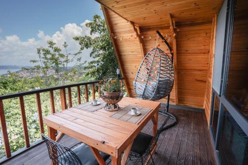 a wooden deck with a wooden table and chairs at Bungalow green love sapanca in Sapanca
