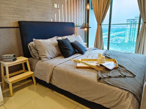 Una cama con una bandeja de copas de vino. en -Lake View-Mount Austin IKEA Toppen 10 mins - C113A, en Johor Bahru