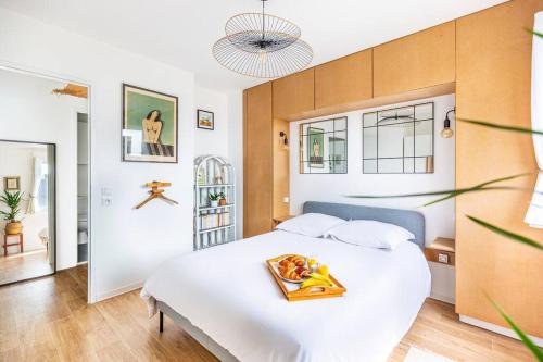 - une chambre avec un grand lit blanc dans l'établissement LA BELLE ROSE - Appartement 4 personnes proche gare Bordeaux, à Bègles