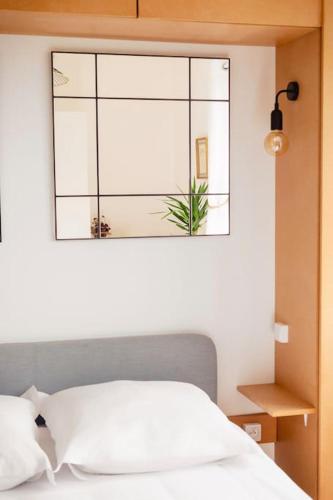 a bedroom with a white bed and a window at LA BELLE ROSE - Appartement 4 personnes proche gare Bordeaux in Bègles
