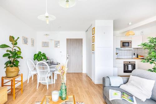 a living room with a couch and a table at LA BELLE ROSE - Appartement 4 personnes proche gare Bordeaux in Bègles
