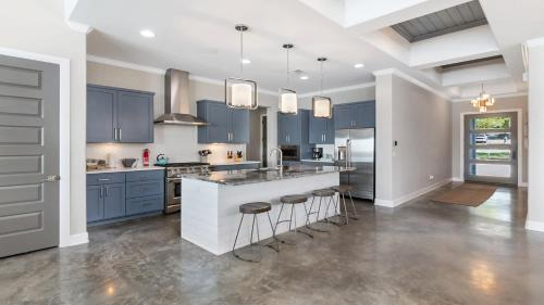 Η κουζίνα ή μικρή κουζίνα στο 2 Luxury Waterfront Houses Side by Side