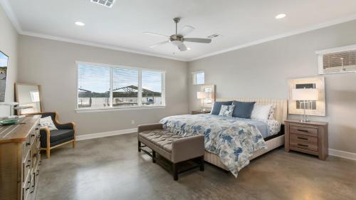 Ένα ή περισσότερα κρεβάτια σε δωμάτιο στο 2 Luxury Waterfront Houses Side by Side