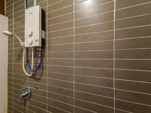 Baño alicatado con teléfono en la pared en -Lake View-Mount Austin IKEA Toppen 10 mins - C113A, en Johor Bahru